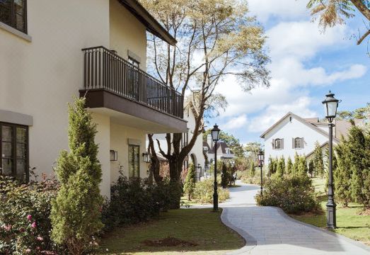 머큐어 달랏 리조트의 아름다운 정원 전경 사진