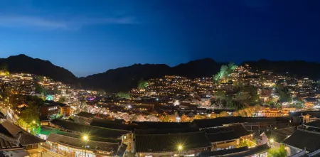 Xijiangshan and Su · Flower Manor Hotel (Xijiang Qianhu Miao Village Viewing Platform Store) Отели рядом с достопримечательностью «No.6 Fengyu Bridge»