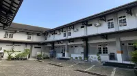 Hotel Merak Indah Hotel dekat Makam Simbar Joyo Soko