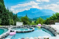 Lakefront Yayuan Hot Spring Hotel