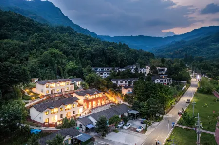 ShanZhong HuaKai Private soup homestay Отели рядом с достопримечательностью «Bailu Limestone Cave Wonder Peak»