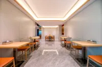 Korla Golden Phoenix Business Hotel (Grand Bazaar Peacock River)