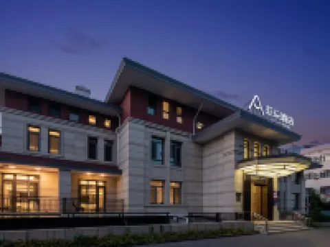 秦皇島北戴河洲頓亞朵酒店 鄰近北戴河碧螺塔海上酒吧公園的酒店