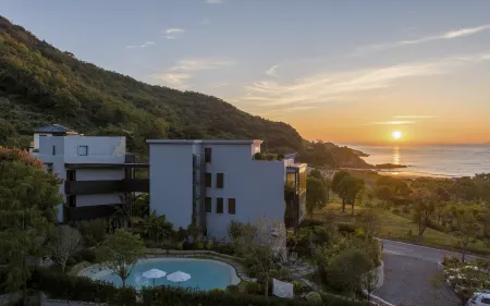 Backlighting  Village  Hotel Отели в г. Сяншань