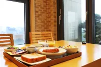 โรงแรมไพน์โกรฟ - พร้อมอาหารเช้า