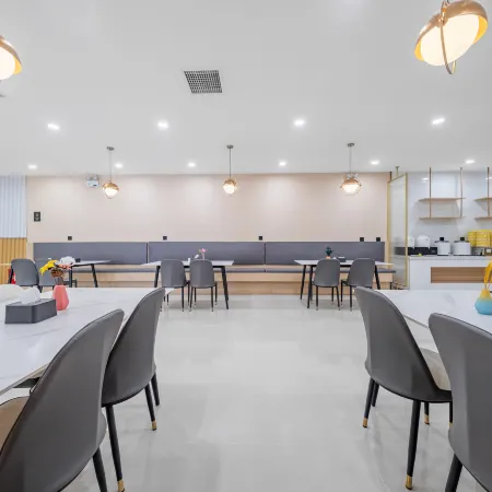 Elong Me Anlai Hotel (Hebi High-speed Railway East Station Lutai Pavilion)