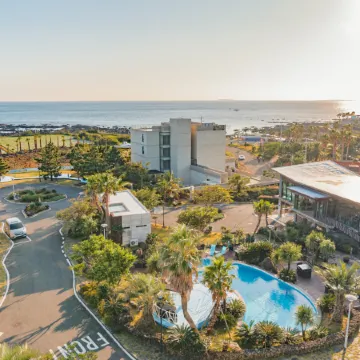 Jeju Hotel Scarboro Отели рядом с достопримечательностью «Дельфинарий Marine Park»