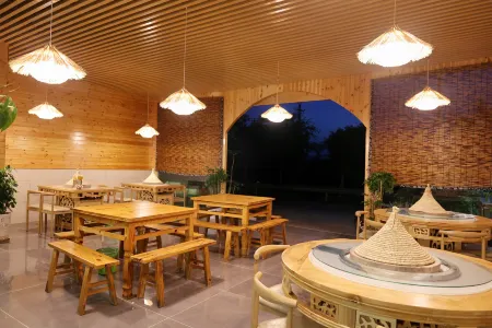 Fuxian Lake Yuyuan Yaju Chinese Inn Отели рядом с достопримечательностью «Fuxian Lake Shijia Cherry Blossom Garden»