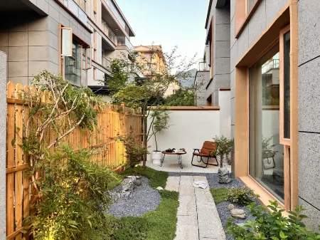 Spring Not Late Homestay Отели рядом с достопримечательностью «Eye of Mount Taibai»