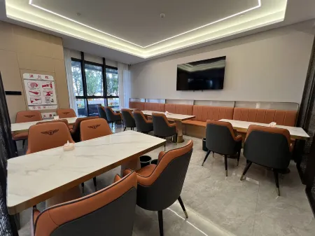 Pingliang Sports Park Hotel Отели рядом с достопримечательностью «Pingliang Vocational and Technical College»