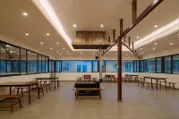 Stay on the mountains Hotels in Heishui