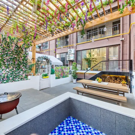 Jubaopen Hot Spring Courtyard