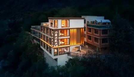 The mountain is the mountain Отели рядом с достопримечательностью «Shuijingzi»