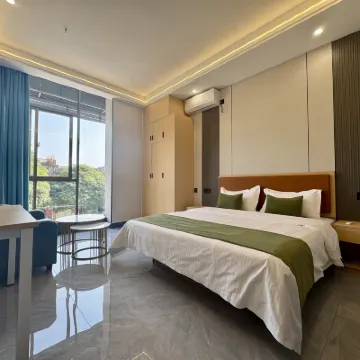 Hanlin Light Luxury Apartment (Qinzhou Old Street Scenic Area) Hotels near Beibuwan University