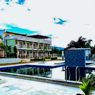 Jeanines Travellers Inn by RedDoorz