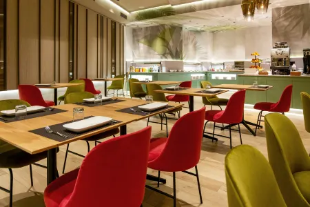 Melia Plaza Отели рядом с достопримечательностью «Font de la Plaça de l'Ajuntament»