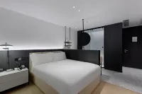 HONGYADONG HOLIDAY RIVERSIDE HOTEL Отели рядом с достопримечательностью «Область народного обычая в пещере Хун Цуй»