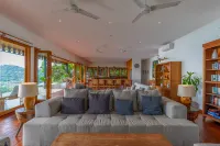 Paradise Garage Komodo Villa