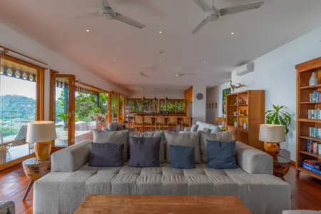 Paradise Garage Komodo Villa Отели рядом с достопримечательностью «AYANA Lako Sae»