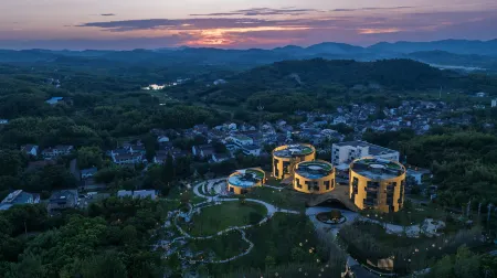 Q Collection Hotel & Resort Отели рядом с достопримечательностью «Yao Hu Town»