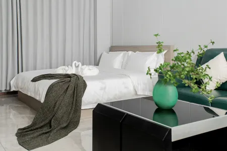 Longkou Jinli Serviced Apartment Hotel (Longhu Tianjie Poly Plaza) Отели рядом с достопримечательностью «Huangcheng Ancient City»