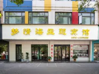 Mengqinghai Theme Hotel Hotels near Jingju Temple