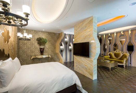 노르웨이안 포레스트 레저 모텔의 넓은 객실 내부와 자쿠지