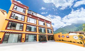Kangding Yangbai Homestay (Kangding Love Song Square Liuliu City)