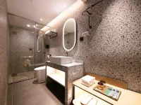 Immersing Hotel (Guilin Liangjiang Sihu Dongxi Lane) Hotels near Xiufeng