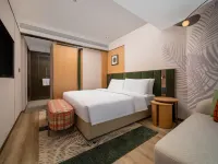 Hilton Garden Inn Kunming Railway Station Hotels near Guandu