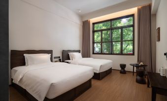 Enjoy a quiet hotel in the woods