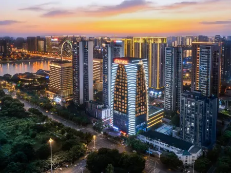 Orange Hotel (East Dike Tourist Wharf, Baisha Bridge Branch) Отели рядом с достопримечательностью «Liujiang River Scenery»