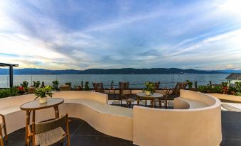 Dali Yingyue Bridge Seaview Inn