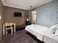 The Quay Hotel Bugis Отели рядом с достопримечательностью «Торговый центр Golden Mile Complex»