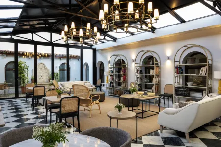 Hospes Palacio de Arenales & Spa Отели в г. Касерес