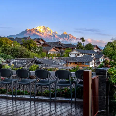 Xinsu Snow Mountain Panoramic Resort Hotel (Lijiang Old Town Shizishan Branch) Отели рядом с достопримечательностью «Павильон Вангу»