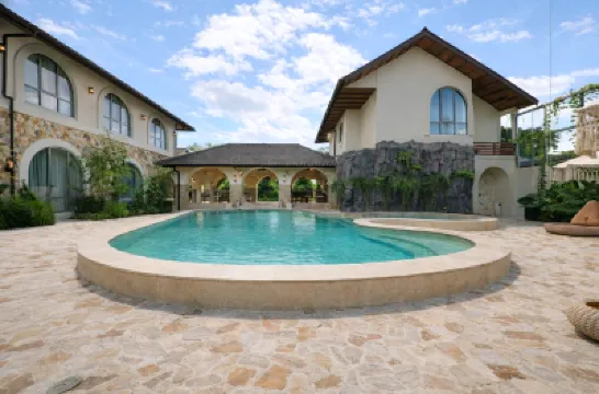 Maison Boheme Brand New Apartment & Villa With Pool ル メイヨール 美術館周辺のホテル