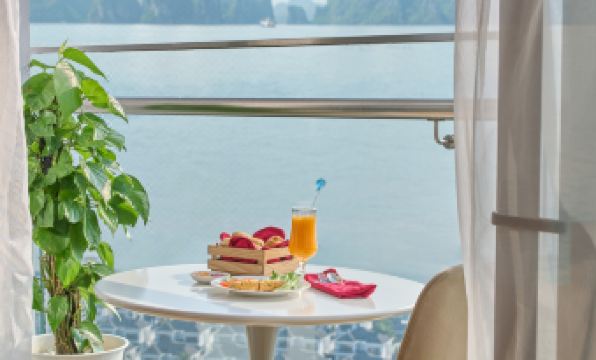 DeLaSea Ha Long Hotel - Modern Bayview Escape