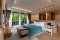 Lakefront 5BR Luxury Villa, Elevator, Pool, Cinema Hotels in Boat Lagoon