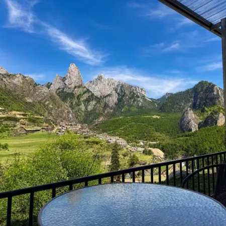 Dadi Zhishang Scenic View Guesthouse (Zhagana Scenic Area · Runwugou Branch)