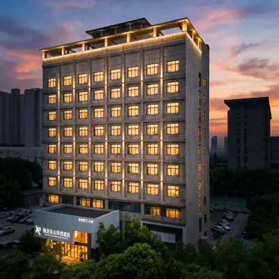 麗呈東山華悅酒店（洛陽龍門高鐵站泉舜購物中心店） 鄰近市民之家的酒店