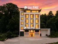 Xianshan Menglanju Hotel (Xuan'en Gongshuihe National Wetland Park) - Parkplatz