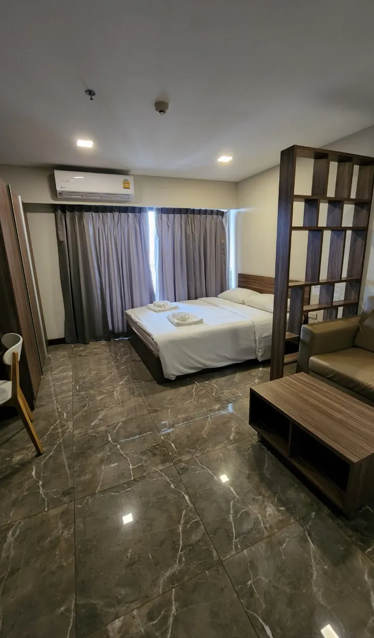 ห้องดีลักซ์ 1 เตียงควีนวิวสระว่ายน้ำ (มีอ่างอาบน้ำ)