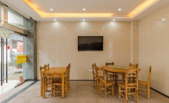 Huayuan Homestay (Huangshang Scenic Area South Gate)