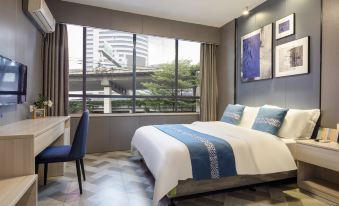 bedroom with large windows and a bed in the center, accompanied by an open space at Yimi Hotel (Guangzhou Sanyuanli Subway Station Jinlong Tengfei Fashion City Branch)