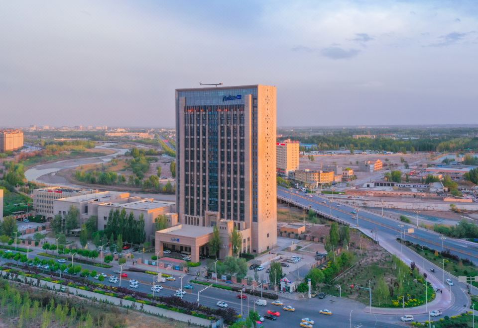 래디슨 블루 카슈가르의 실내 수영장 시설