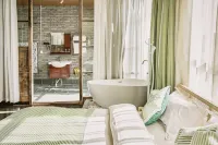 Dali Tophood Hotel (Erhaimen Gate, Dali Ancient Town)