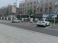 Vienna Hotel (Qianjiang railway station Lobster City Shop) - parkir