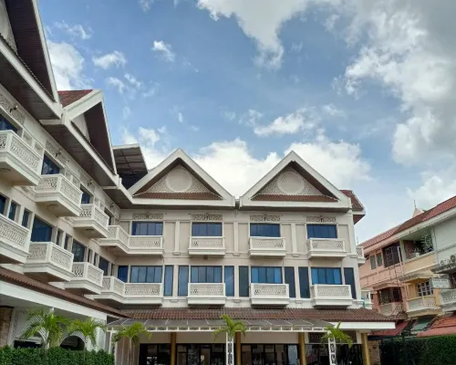 Vista Hotel Chiang Mai Hotels near Si Phum