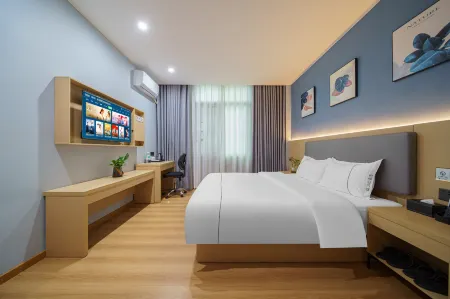 Huaiji Hongyun Hotel (Pedestrian Street Branch) Отели рядом с достопримечательностью «Huaiji Stadium»